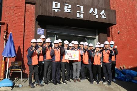 무료급식소 앞 봉사활동 기념 단체사진